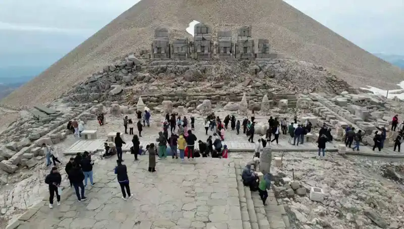 Bayram Tatilinde Nemrut Dağı’nda Neler Oldu? Kalabalık Rekoru Kırıldı!