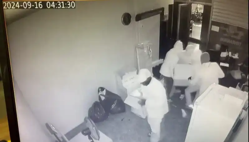 Büyükanne ve İki Torunu, Para Kasasını Sırtlayıp Götürdü!