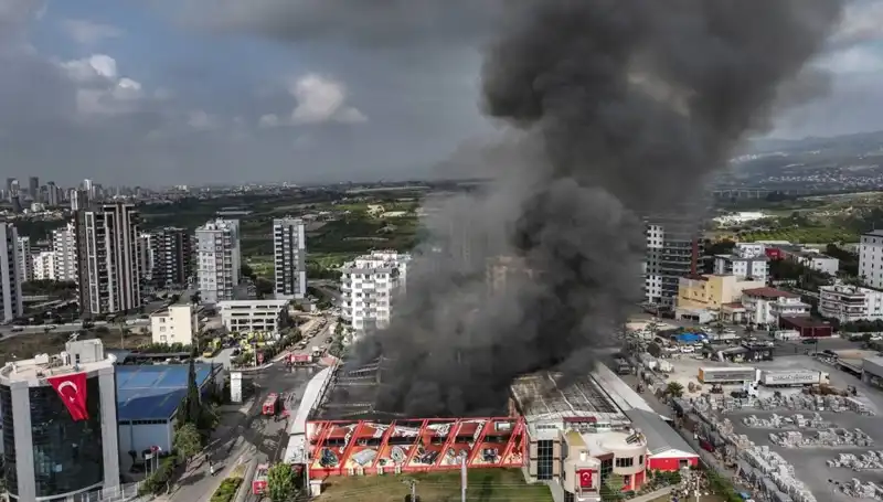 Mersin'de Fabrika Yangını: TOMA Ekipleri Olay Yerinde!