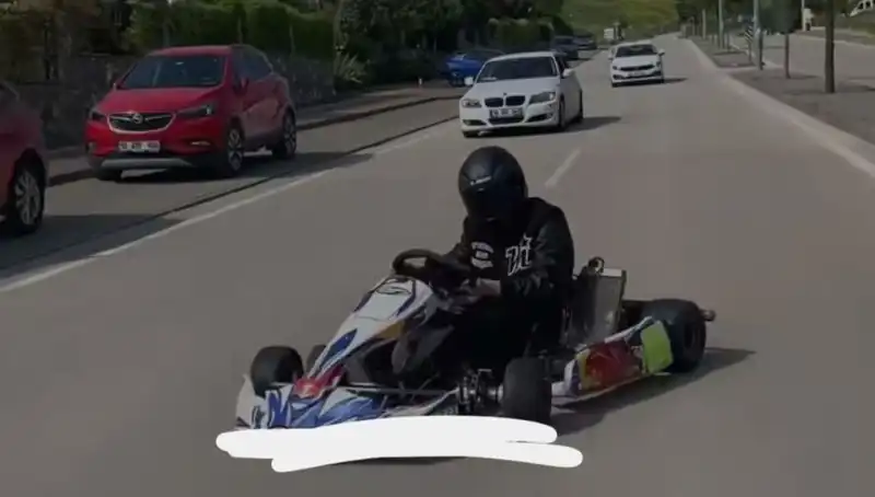 Go-Kart Sürücüsünün Tehlikeli Drift Gösterisi: Yolda Yer Yıldızları Peşinde!