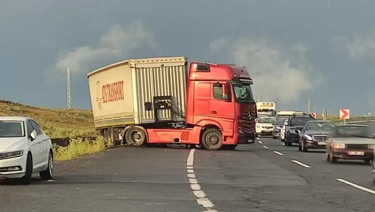 TIR Kaydı ve Yol Kapanması: Uzun Araç Kuyrukları Oluştu!