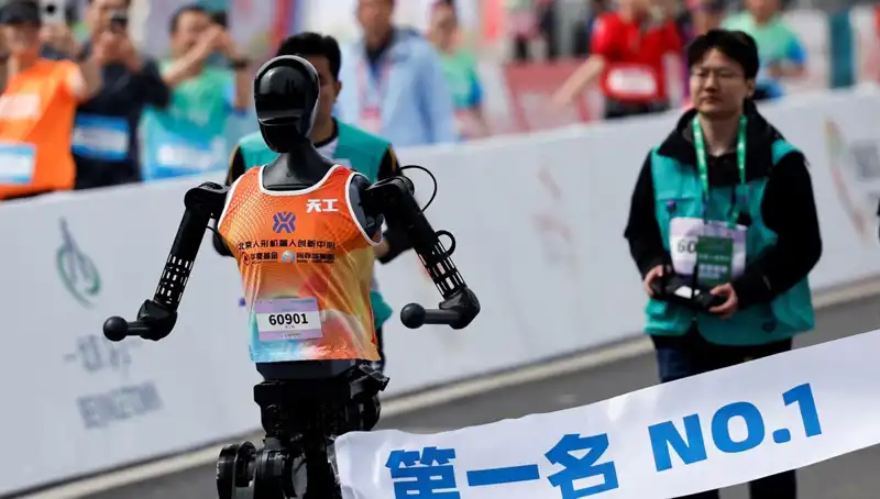 Çin’de Robotların İnsanlara Karşı İnanılmaz Maraton Yarışı Düzenlendi