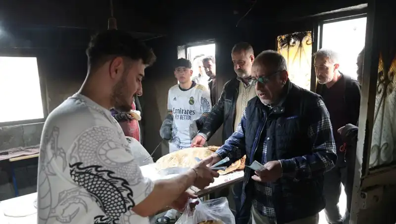 İki Çeşit Ekmek İçin 7 Kilometre Yolu Göz Geriyorlar