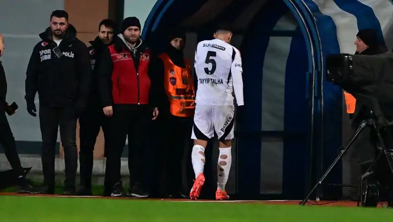 Beşiktaş'ın Genç Yıldızı Tayyip Talha, Kırmızı Kartlar Sonrası Özür Diledi