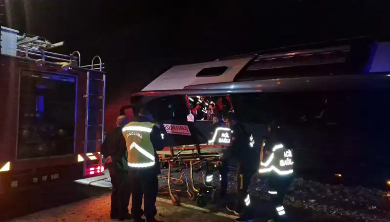 Festivale Katılan Tur Otobüsü Kaza Yaptı: 15 Yaralı