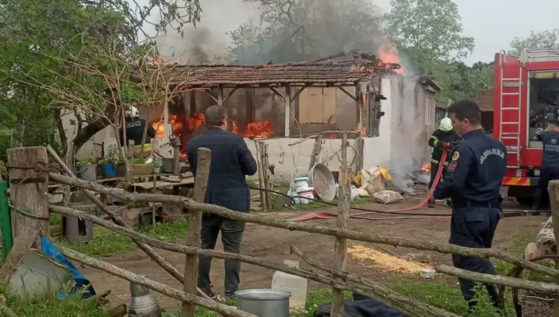 Elektrik Kontağından Yangın Çıktı: 5 Kişi Hastaneye Kaldırıldı