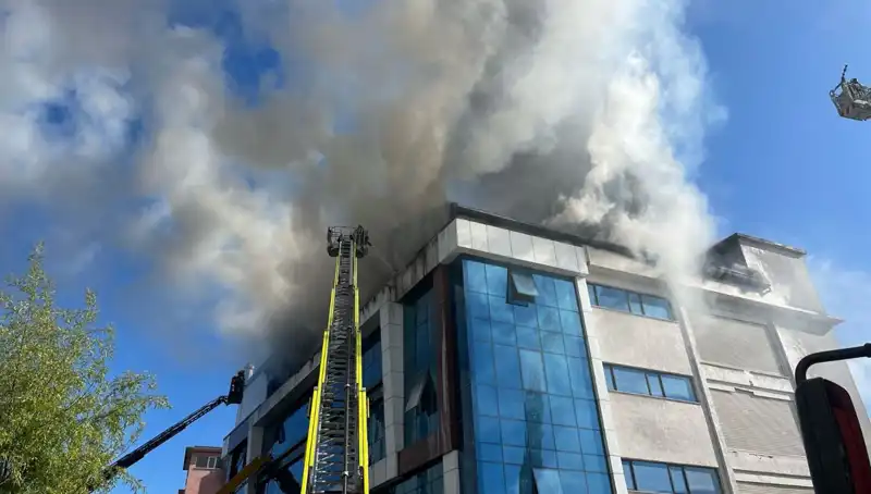 Esenyurt'taki Tekstil Atölyesinde Korkutan Yangın: 5 Kişi Hastaneye Kaldırıldı