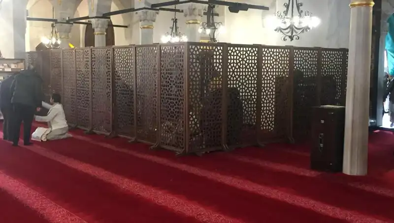 Kadın ve Erkeklerin Yan Yana Teravih Namazı Kılması: Gerçekler ve İddialar