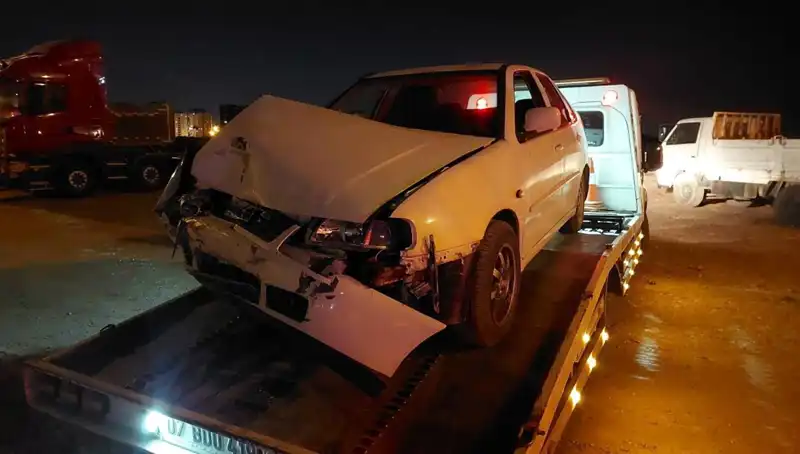 Kamyonet ile Otomobil Çarpıştı: Feci Kaza Yolda Korku Saldı