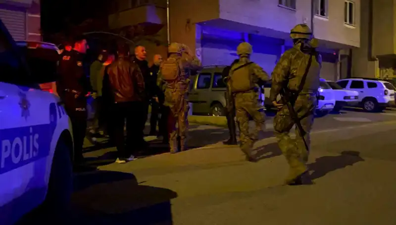 Balkondan Tüfekle Ateş Açan Şahıs, Polis Geleninde Kendini Eve Kilitledi