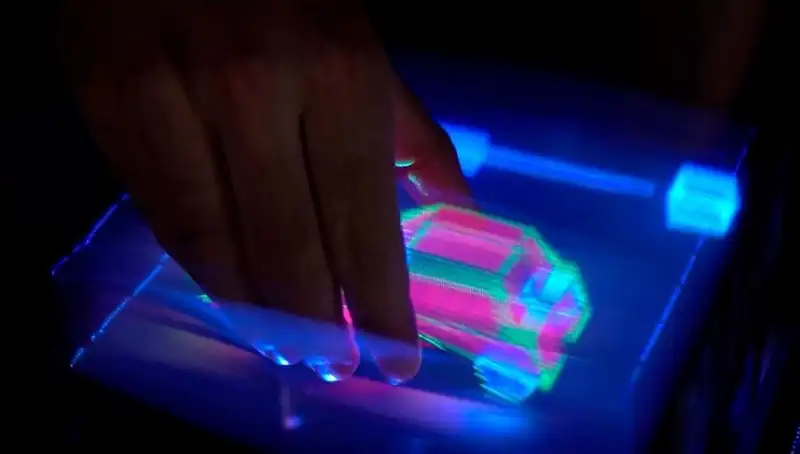 Dünyanın İlk Etkileşimli 3D Hologramı: Geleceğin Teknolojisi Bugün Gerçekleşti!
