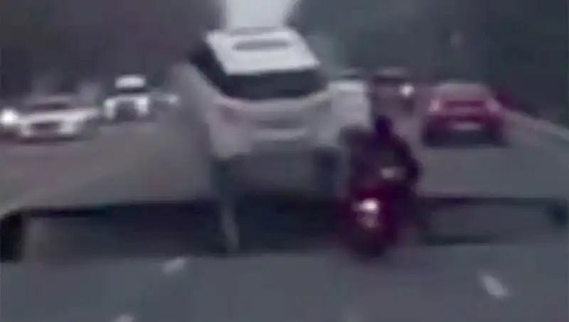 Güney Kore Otoyolunda Dev Çukur Motosikleti Yuttu: Kazanın Şok Edici Detayları