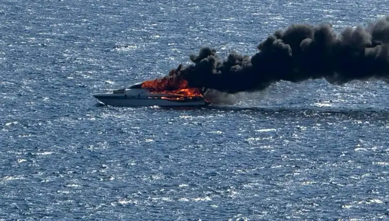 İzmir'de Motor Yatta Tehlikeli Yangın! Araç Kullanılamaz Hale Geldi