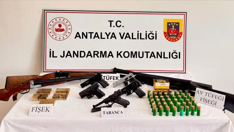 Antalya'da Ruhsatsız Silah Operasyonuyla Suç Çeteleri Çökertildi