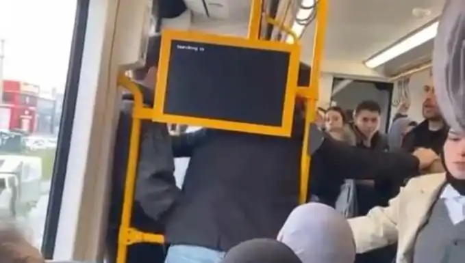: Metro İstasyonunda Çıkan Tekme Tokat Kavga İlgiyi Üzerine Çekti!