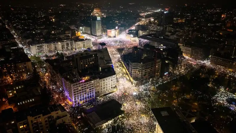 Sırbistan'da Öğrenci İsyanı: Belgrad Sokakları Protestocu Gençlerle Dolu