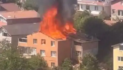 İstanbul'da Yangın Panesi: Dört Kişi Hayat Mücadelesi Verdi