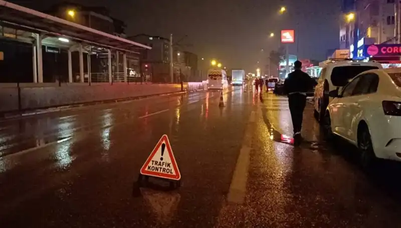 Bursa'da Kaza Sonrası Yolda Güvenlik Önlemi Alan Polisi Kamyonet Çarptı