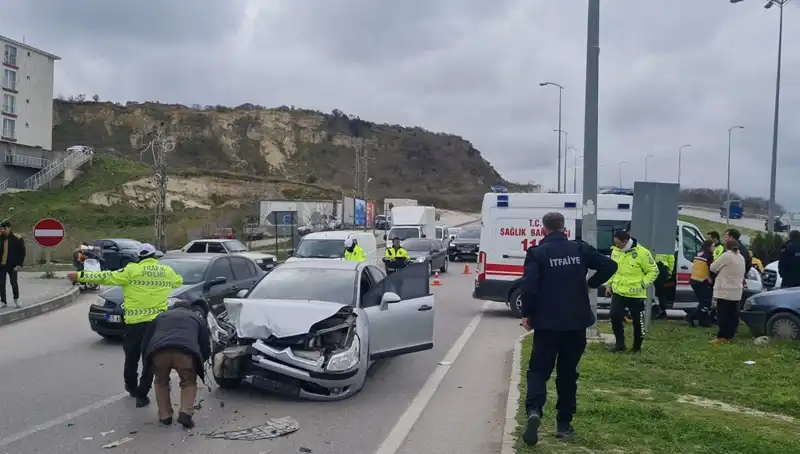 Sinop'ta Feci Kaza: Otomobiller Çarpıştı, Yaralıların Durumu Merak Ediliyor