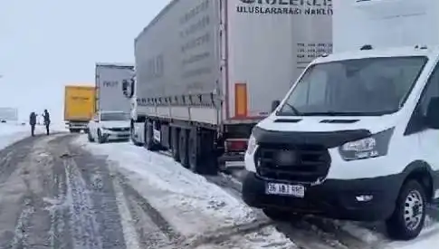 Kars-Ardahan Karayolunda TIR'lar Kara Saplandı: Şiddetli Kar Yağışı Hayatı Olumsuz Etkiledi