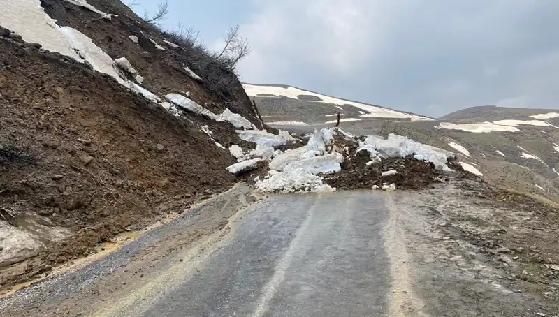 Muş'ta Meydana Gelen Heyelan Sonrası Köy Yolu Yeniden Ulaşıma Açıldı