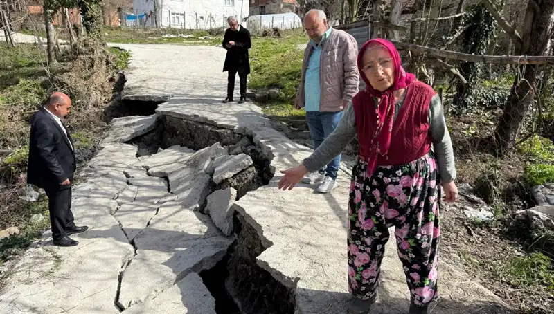 130 Hanelik Mahallede Heyelan: Yol Çöktü, Tedirginlik Artıyor