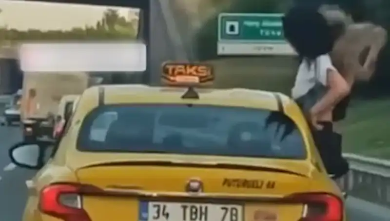 Taksinin Camından Sarkarak Yürekleri Ağza Getiren Olay TEM Otoyolu'nda Yaşandı!