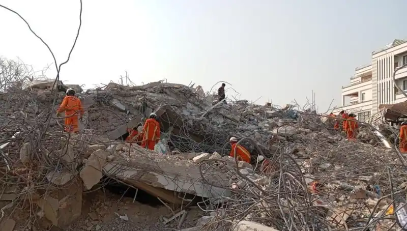 Türk Ekipleri Myanmar'da: Enkazdan 5 Gün Sonra Sağ Çıkan İzle Dönen Umut