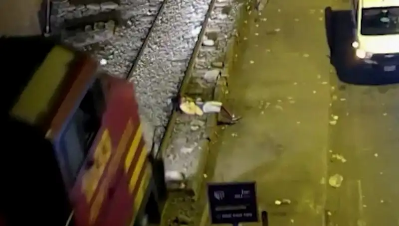 Mucizevi Kurtuluş: Tren Çarptıktan Saniyeler Sonra Yürüyen Genç Adam
