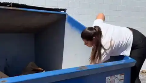 Çöp Karıştırarak İki Yılda 2 Milyon TL Kazanan Kadının Hikayesi