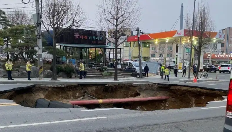 Güney Kore'deki Dev Çukur Motosikletleri Yuttu: Kayıp ve Yaralı!