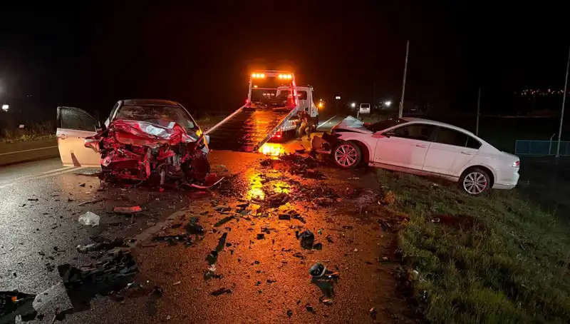 Çanakkale'de Feci Kaza! İki Otomobil Kafa Kafaya Çarpıştı, 3 Can Hayatını Kaybetti