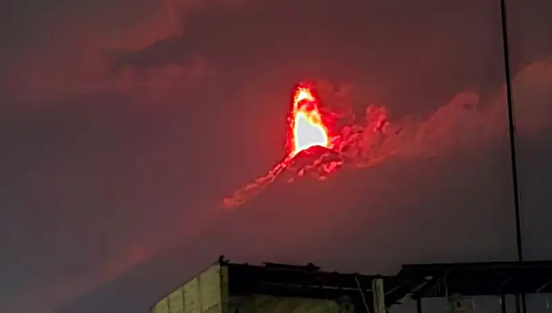 Fuego Yanardağı Patladı: 30 Bin Kişinin Tahliyesi Gerekiyor!