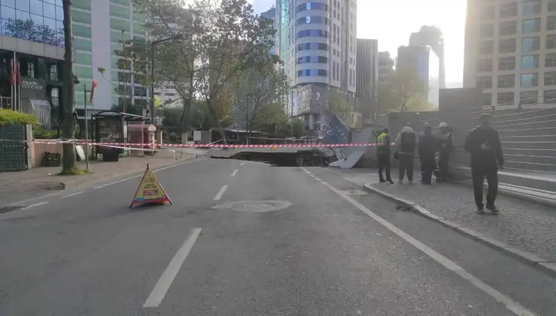 Sarıyer'de Yol Çökmesi: Cadde Trafiğe Kapatıldı, Halk Panik İçinde!