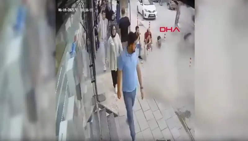 TIR Patlağı Sokağı Sarstı: O Anlar Kameralara Yansıdı!