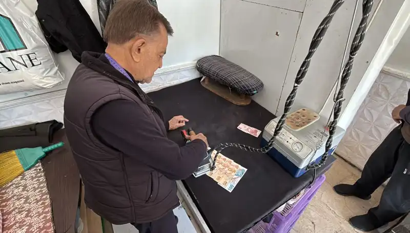 47 Yıldır Terzilik Yapıyor: Ahmet'in Paraları Ütüleme Alışkanlığı Dikkat Çekiyor