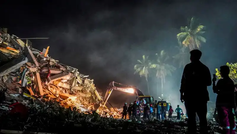 Myanmar'da Üç Gün Sonra Enkazdan Sağ Çıkan Cesur Adamın Hikayesi