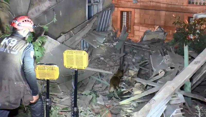 İstanbul'da Deprem Sonrası Çöken Bina, Ülkeyi Şoke Etti!