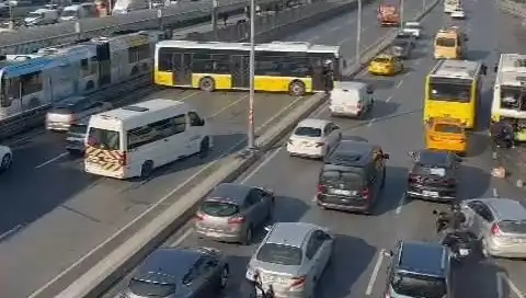 İstanbul'da Trafiği Felç Eden Kazanın Ayrıntıları: İETT Otobüsü İki Araca Çarptı