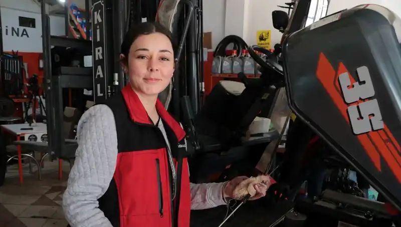 Sanayideki Tek Kadın Çalışan Melike Hanım: Forklift Servisinde Çıraklık Yolculuğu