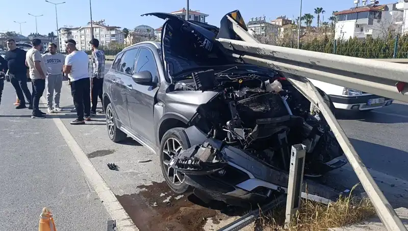 Kaza Yapmamak İçin Bariyerlere Çarpan Sürücü Olayı Korkuttu!