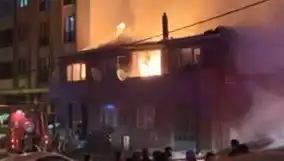 Gaziosmanpaşa'da İki Binanın Alev Alev Yandığı Korkunç Yangın